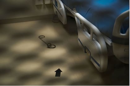 Una flecha en el piso señala hacia La Meca junto a unas esposas de tobillo usadas para controlar a los detenidos en una clínica médica en la bahía de Guantánamo, Cuba