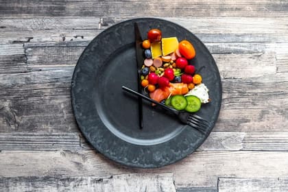 Una forma de ayuno intermitente es la dieta 5:2, en la cual durante cinco días se come normalmente y durante los otros dos se reducen mucho las calorías