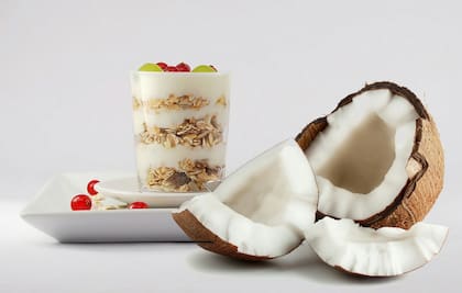 Una forma de comer coco es incorporarlo a yogures