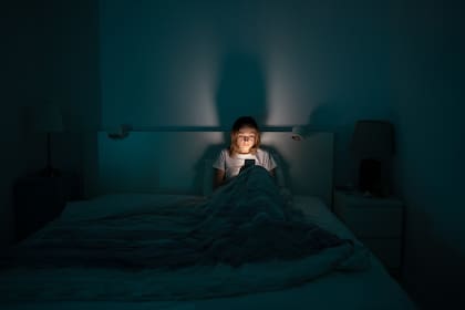 Una forma de mejorar el sueño es evitar las pantallas antes de dormir
