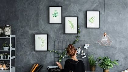 Una forma de usar el sentido de verticalidad es colgar cuadros en diferentes niveles