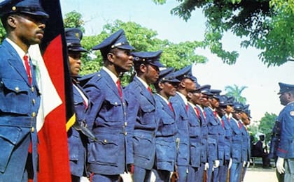 Una formación de los Tonton Macoutes, los "hombres de la bolsa" que asolaron Haití trabajando para los Duvalier