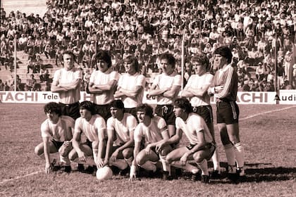 Una formación de Racing de Córdoba en 1984, protagonista de una singular historia