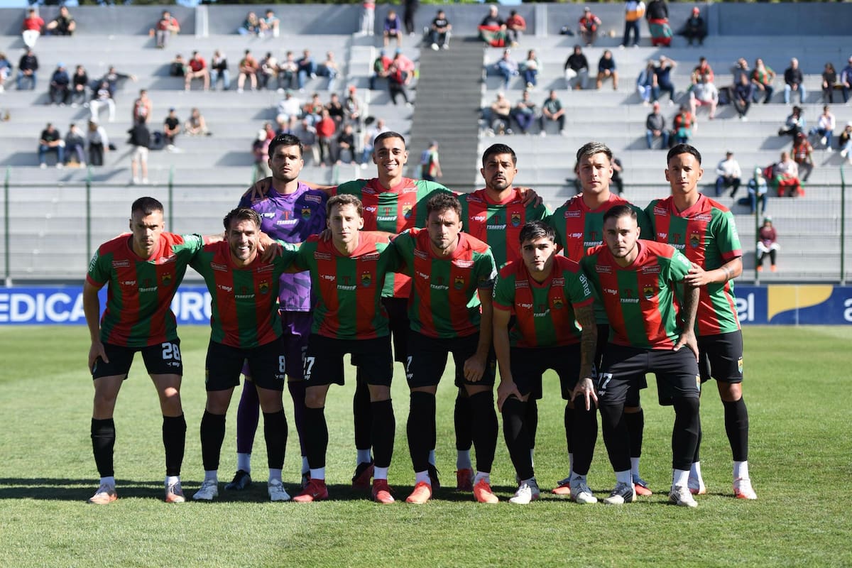 Una formación de Rampla Juniors, club que con los argentinos Lautaro Rinaldi y Julio Buffarini descendió a la tercera categoría del fútbol uruguayo por primera vez en su historia.