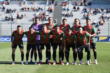 Una formación de Rampla Juniors, club que con los argentinos Lautaro Rinaldi y Julio Buffarini descendió a la tercera categoría del fútbol uruguayo por primera vez en su historia.