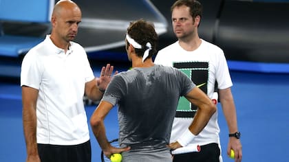 Una fórmula exitosa: Ivan Ljubicic habla, Roger Federer (de espaldas) escucha y Severin Luthi acompaña