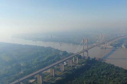 Una foto aérea del puente, en el verano, cuando la zona estaba afectada por el humo