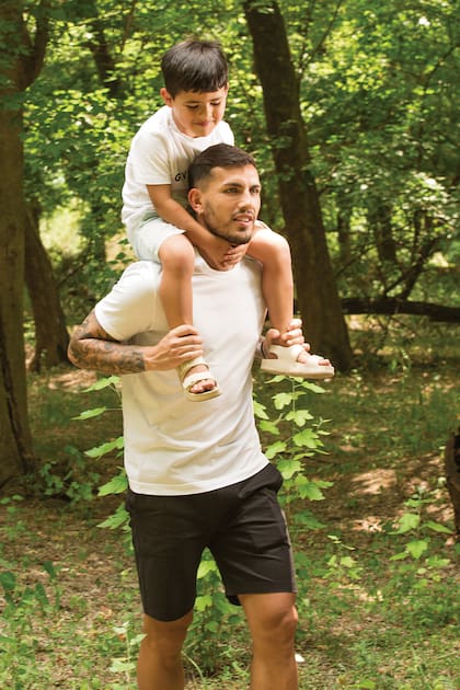 Una foto cargada de complicidad entre padre e hijo. "No le da ni bola al fútbol", dice Leo, entre risas, sobre su heredero.