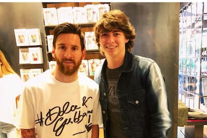 Una foto con Messi: el tenista kazajo Timofey Skatov, rival de la Argentina en la Copa Davis en Rosario este fin de semana, en un encuentro casual con Leo hace algunos años, en un negocio de Valencia
