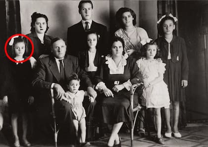 Una foto con su familia, los Romio, en Italia, poco antes de emigrar a Argentina. Elsa en el círculo rojo; de pie, sus hermanos Carmelina, Giovanni, Adela y Oriana; sentados en el centro, sus padres, Espedito y Francesca; entre ellos, Ida; a los pies del padre, Franco, y a la derecha de la madre, Elmora, los tres hermanos menores. En la imagen faltan los tres varones mayores: Alfonso, Cosimo y Antonio. Eran once hijos.