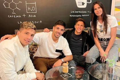 Una foto con sus tres hijos, a quienes visita con frecuencia en Europa.