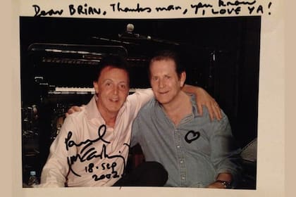 Una foto con un mensaje de afecto de McCartney a Wilson en 2002