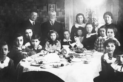 Una foto de 1937 es el punto de partida para conocer el trágico destino de la mayoría de sus protagonistas, ciudadanos judíos de Svencionys, en Lituania, víctimas del plan de exterminio nazi