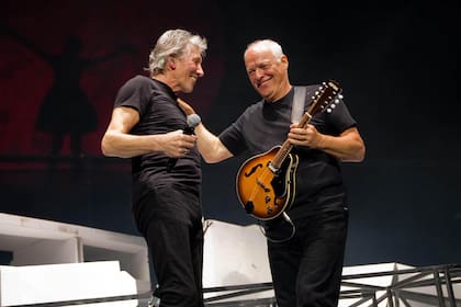Una foto de 2011 que parece un tanto vieja por todo lo que sucedió después: Roger Waters y David Gilmour sonríen sobre un escenario londinense