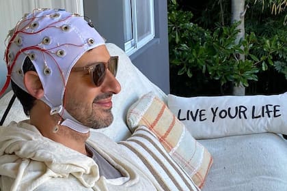 Una foto de Aíto de la Rúa como voluntario en un estudio médico de su compañía