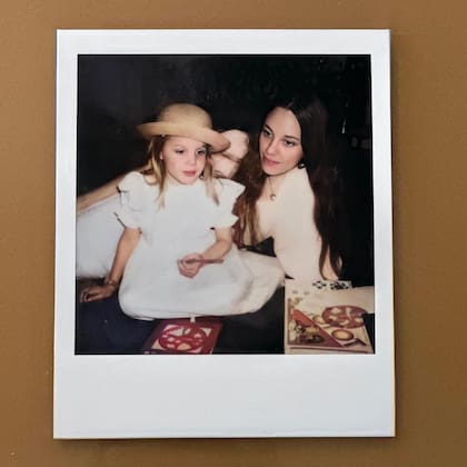Una foto de Angelina Jolie junto a su madre
