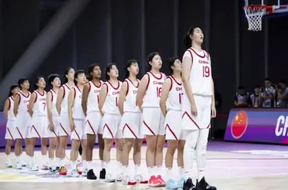 Una foto de archivo de la Copa Asia de básquetbol 2018 muestra la diferencia de altura entre Zhang Ziyu y sus compañeras