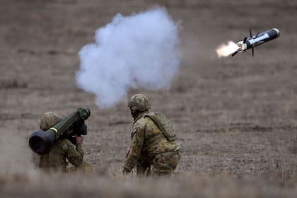 Una foto de archivo tomada el 9 de mayo de 2019 muestra a soldados del ejército australiano disparando un misil antitanque Javelin durante un ejercicio.