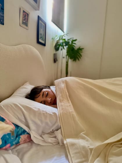 Una foto de Celeste Cid durmiendo, tomada por novio Santiago Korovsky (Foto: @santikorovsky)