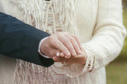Una foto de cuando se realizó la bendición de los anillos entre Débora y su pareja.