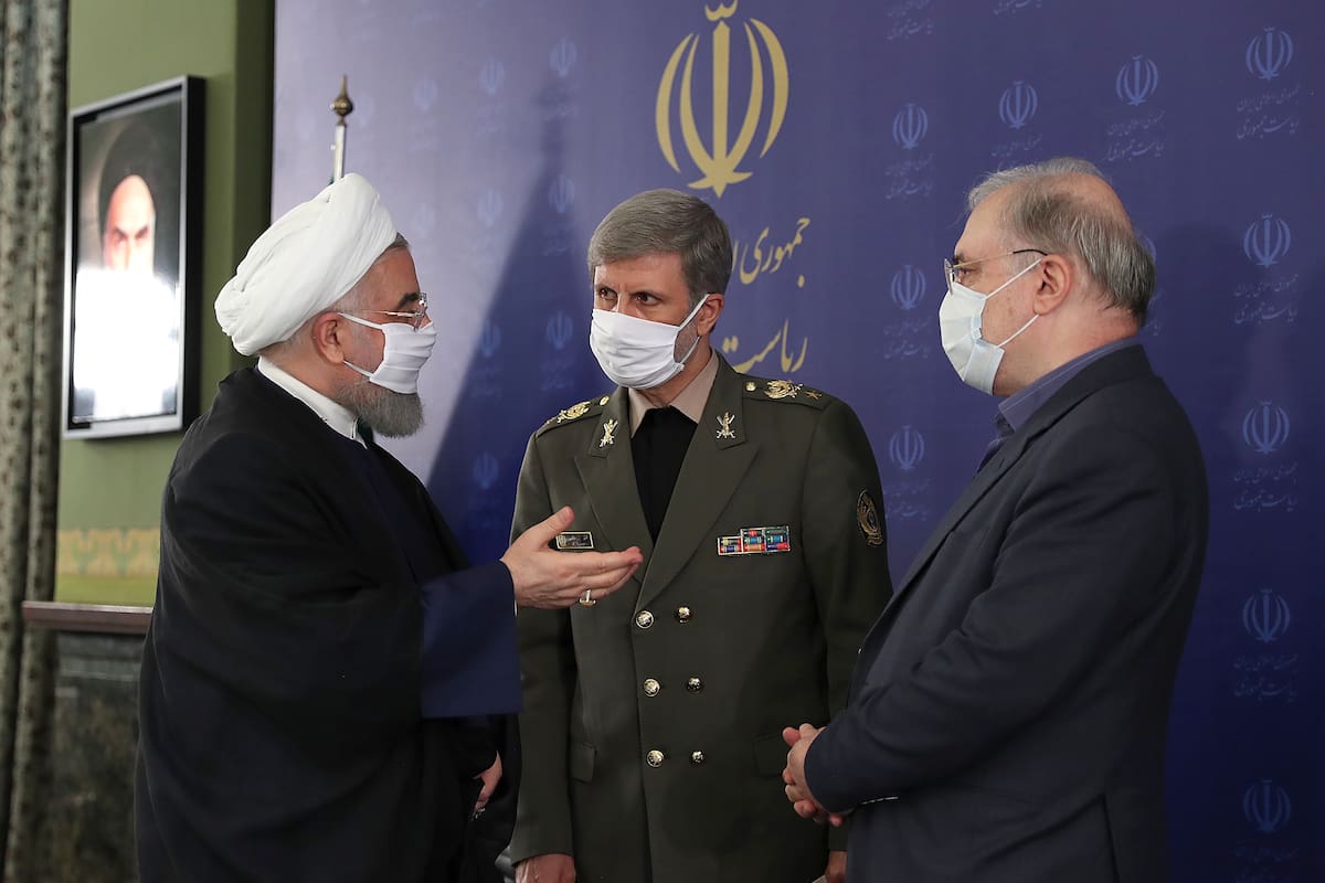 Una foto de folleto puesta a disposición por la presidencia iraní el 4 de julio de 2020, muestra al presidente de Irán, Hassan Rouhani, al ministro de Defensa, general de brigada Amir Hatami, y al ministro de Salud, Saeed Namaki