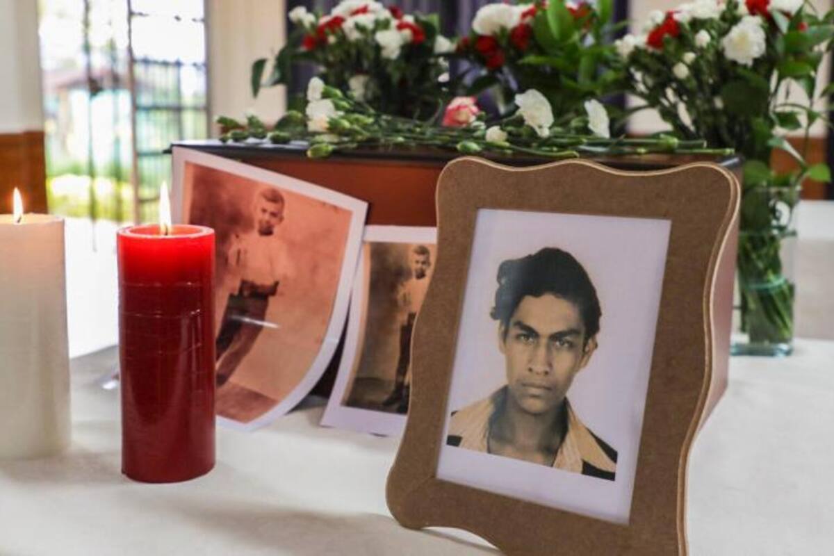 Una foto de Germán Flórez, desaparecido en 1982 en Medellín, acompañó la urna con sus restos