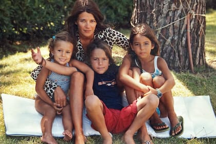 Una foto de hace unos veinte años de Gabriela junto a sus tres hijos, Ramiro, Paula y
Victoria Tucci