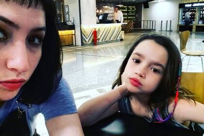 Una foto de Helena, la nieta de Moria Casan, junto a Sofía Gala (Foto: Instagram)