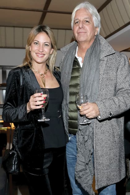 Una foto de junio de 2025, en la inauguración de una tienda de Eugenio Aguirre, en la que Lola llegó con Pepe Lagos, su novio de entonces