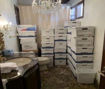 Una foto de la acusación de un baño en Mar-a-Lago donde Trump guardó documentos clasificados.