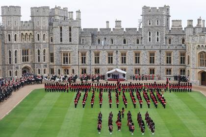 Una foto de la ceremonia que abrió la visita: el patio central del castillo de Windsor, con la Guardia de Honor llevando los colores estatales de los Grenadier Guards, Coldstream Guards y
Scots Guards (tres de los cinco regimientos de
infantería de los Foot Guards del ejército británico) y una gran banda interpretó los himnos nacionales con gaitas y tambores
