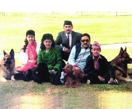 Una foto de la familia real nepalí con sus perros, posiblemente a fines de la década de 1980 o principios de la de 1990. De izquierda a derecha: la princesa Shruti, la reina Aishwarya, el príncipe heredero Dipendra, el rey Birendra y el príncipe Nirajan. Crédito de la imagen: The Nepali Times/Wikimedia Commons