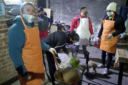 Una foto de la noche del asalto: tras el robo, los voluntarios igual cocinaron para los vecinos del barrio Buenaventura