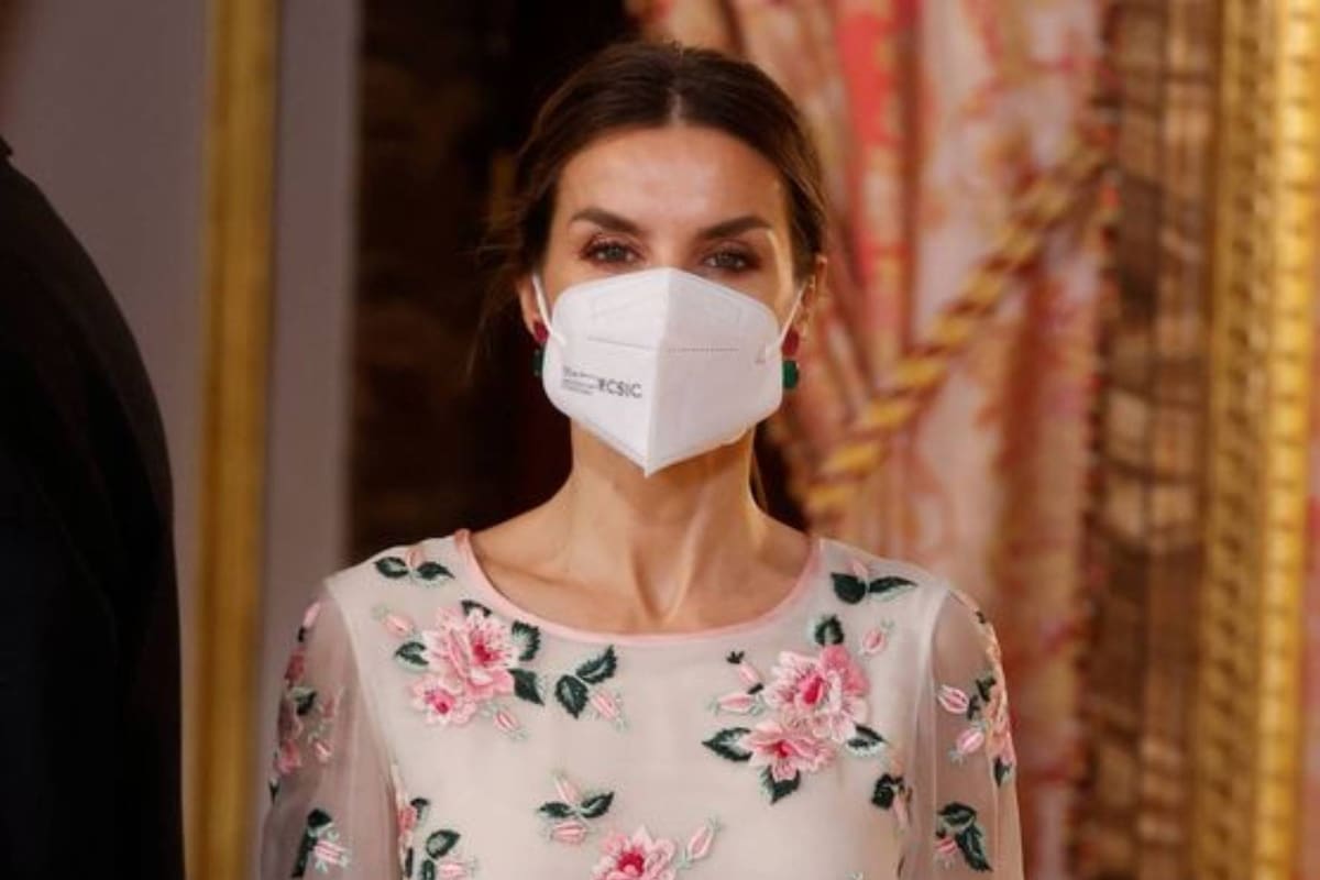 Una foto de la reina Letizia en la que se ve la parte superior del vestido vintage de Valentino que tiene 44 años y fue usado antes por la reina Sofía (Foto: EFE)