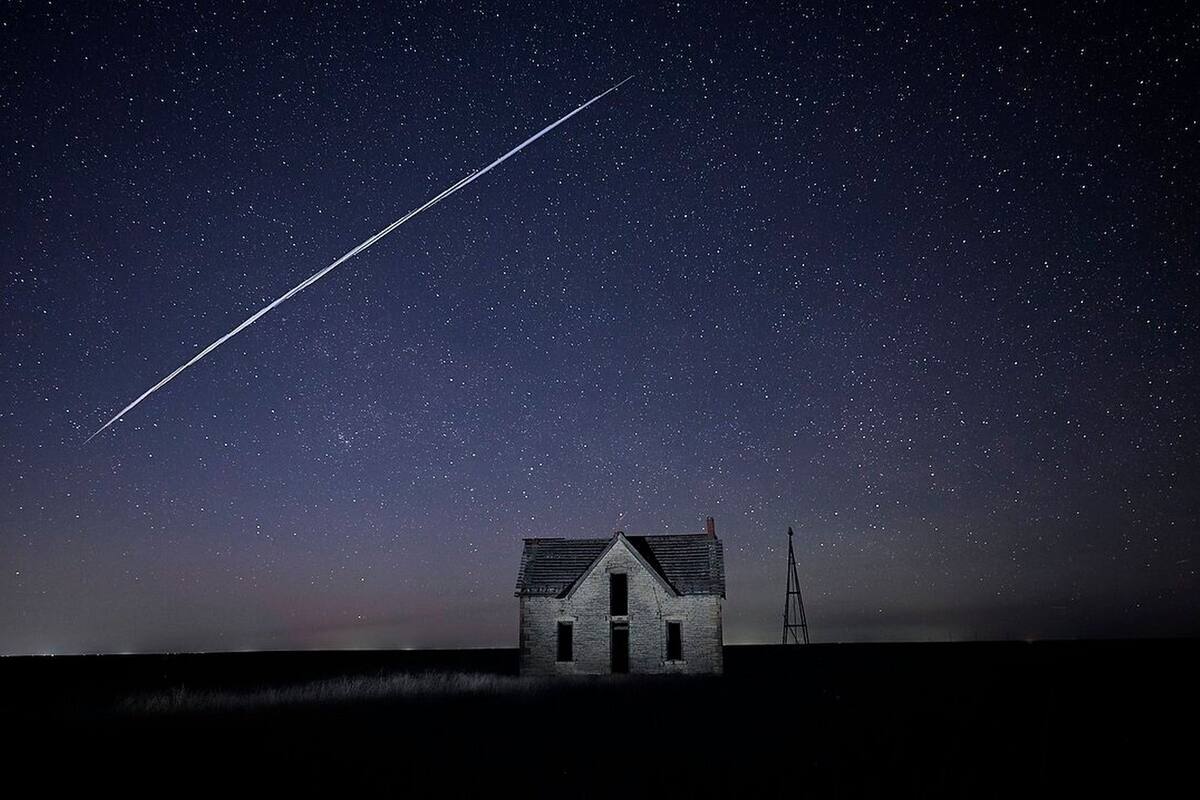 Una foto de larga exposición que muestra una serie de satélites SpaceX StarLink en el firmamento de Florence, Kansas