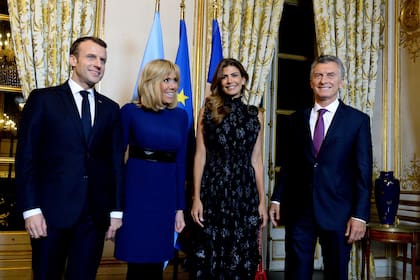 Una foto de los Macron con Macri y Awada
