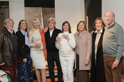 “¡Una foto de los primos!”, dicen al unísono. De izquierda a derecha: Tincho Frers, Gloria Rivera Serralunga, Delfina y Pepe Frers, Delfina Rivera Serralunga, Liliana Serralunga, María Laura Quintana Serralunga y Marcelo Quintana Serralunga.