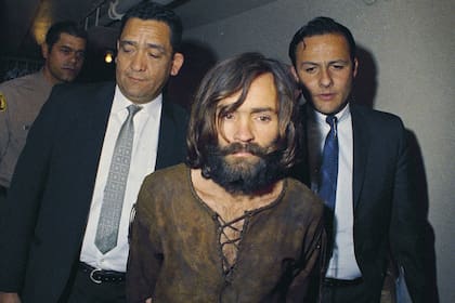 Manson entendió muy bien algo que luego aprenderían muchos criminales: la cámara podía convertirlo en un personaje