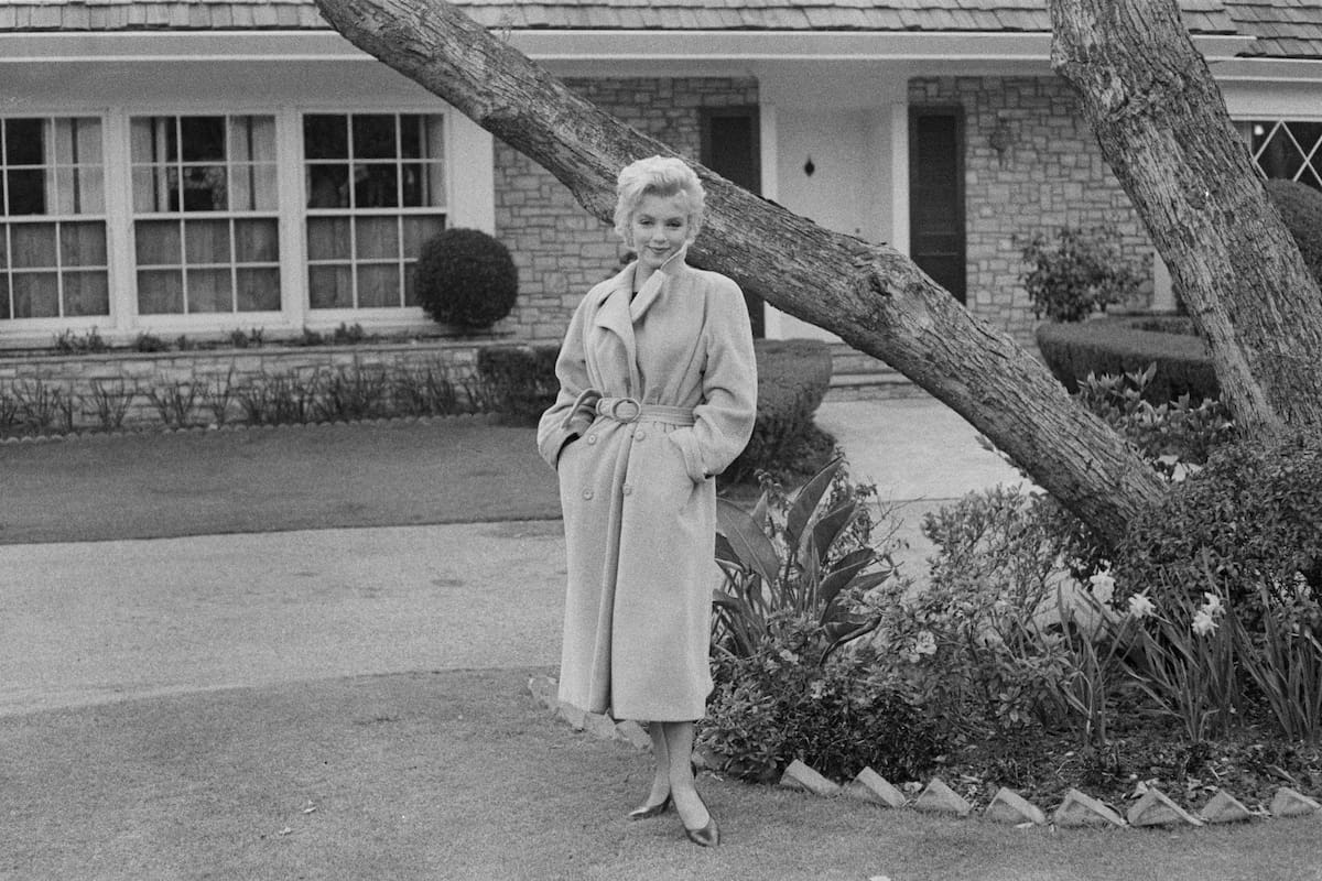 Una foto de Marilyn Monroe posando en la puerta de su casa en 1956 (Photo by Gene Lester/Getty Images)