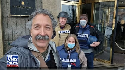 Una foto de Pierre Zakrzewski junto al equipo de Fox News en Ucrania (Foto: Fox News)