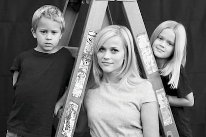 Una foto de su infancia junto a su madre y su hermana Ava Phillippe. También tiene un hermano menor, Tennessee James, fruto del segundo matrimonio de Reese con Jim Toth