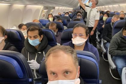 Una foto de un avión lleno de pasajeros en medio de la pandemia despertó polémica.
