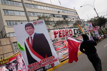 Una foto del candidato presidencial Pedro Castillo yace frente al Jurado Nacional de Elecciones el lunes 12 de julio de 2021, en Lima, Perú. (AP Foto/Martín Mejía)