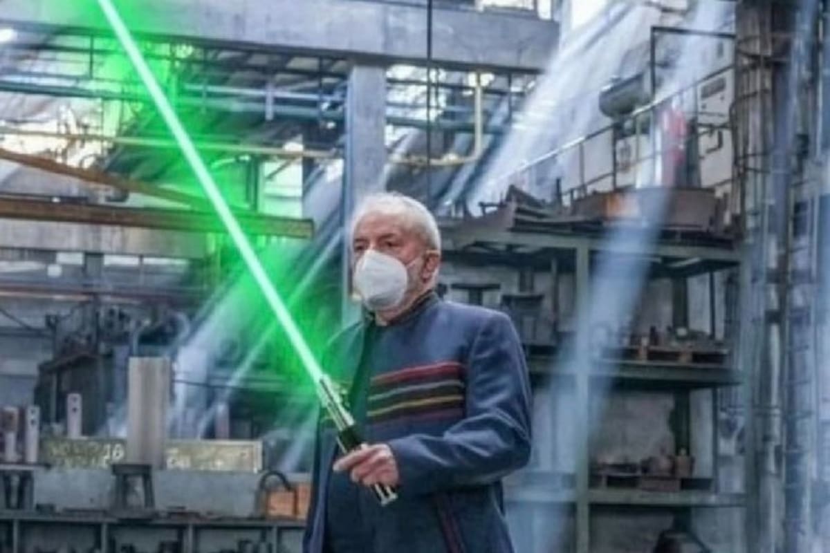 Una foto del expresidente de Brasil, Lula da Silva, intervenida con una espada láser