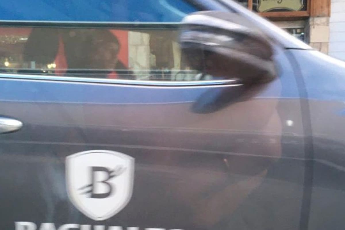 Una foto del extenista Gastón Gaudio a bordo de una camioneta por la calle Mitre de Bariloche se viralizó.