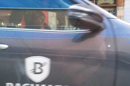 Una foto del extenista Gastón Gaudio a bordo de una camioneta por la calle Mitre de Bariloche se viralizó.