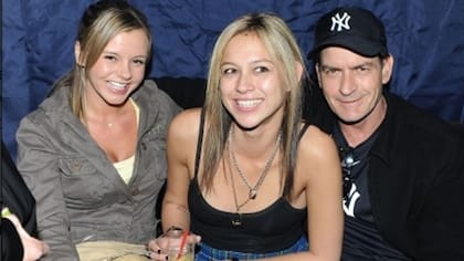 Una foto del pasado. Sheen cuando tuvo una relación de tres junto a Kenly y Olson