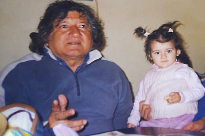 Una foto del Trinche Carlovich con su nieta Sol, que pidió Justicia para su abuelo, asesinado en Rosario en un asalto.