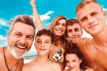 Una foto en la playa con su marido Cristian y sus hijos Pedro (22), Diego (19), Facundo (11) y Gracia (8).