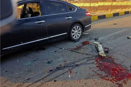 Una foto facilitada por la televisión estatal de Irán (IRIB) muestra el auto dañado del científico nuclear iraní Mohsen Fakhrizadeh después de que fuera atacado cerca de Teherán